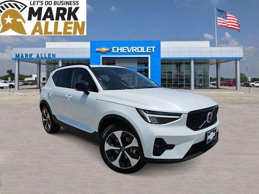 Crystal White Metallic 2023 Volvo XC40 B4 Ultimate Dark Theme