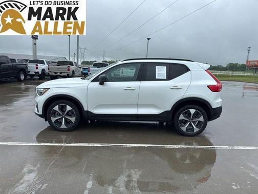 Crystal White Metallic 2023 Volvo XC40 B4 Ultimate Dark Theme