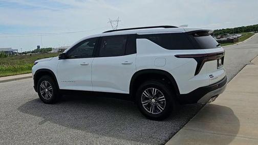 Summit White 2026 Chevrolet Traverse LT