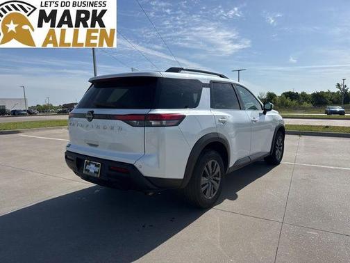 Everest White Pearl Tricoat 2025 Nissan Pathfinder SV FWD