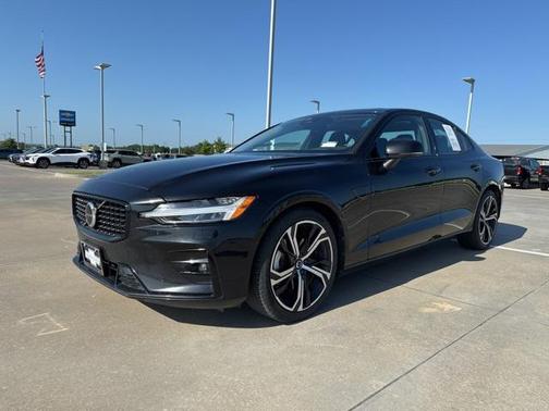 2024 Volvo S60 B5 Plus Dark Theme