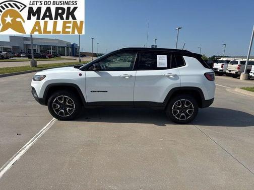 Bright White Clearcoat 2025 Jeep Compass Trailhawk