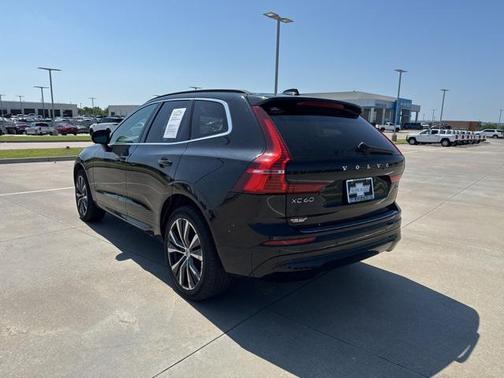 2022 Volvo XC60 B5 Momentum