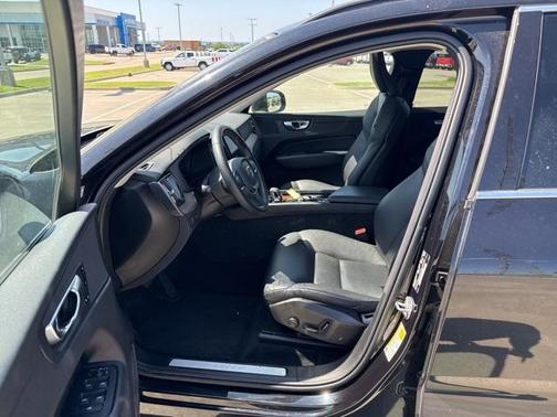 2022 Volvo XC60 B5 Momentum