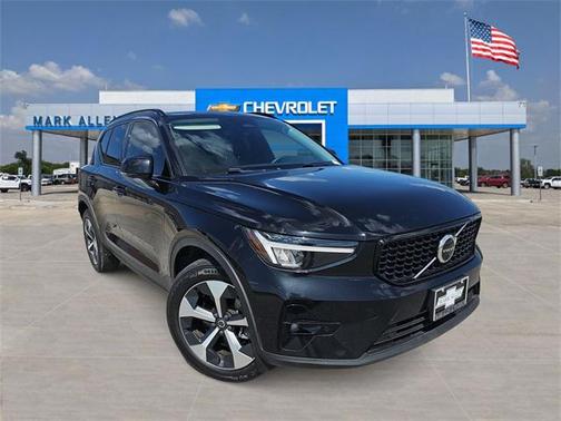 2023 Volvo XC40 B4 Ultimate Dark Theme
