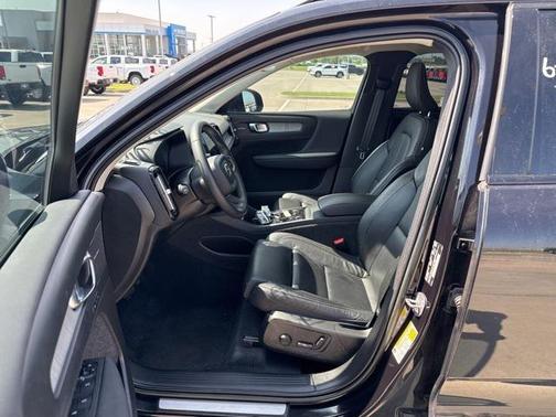 2023 Volvo XC40 B4 Ultimate Dark Theme