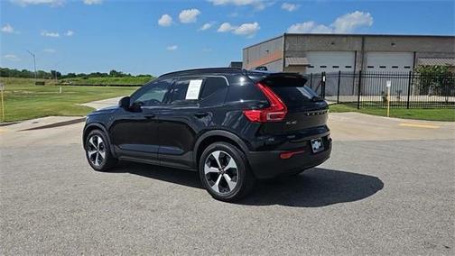 2023 Volvo XC40 B4 Ultimate Dark Theme