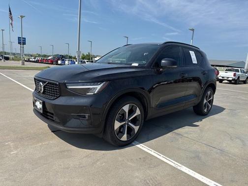 2023 Volvo XC40 B4 Ultimate Dark Theme