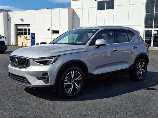 2023 Volvo XC40 B5 Plus Bright Theme