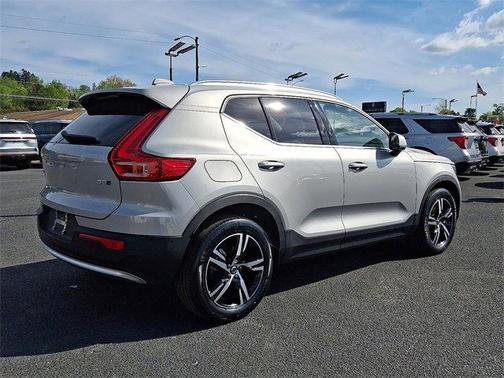 2023 Volvo XC40 B5 Plus Bright Theme
