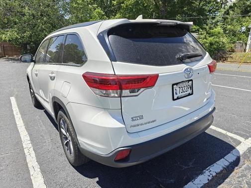 Pearl White 2019 Toyota Highlander SE