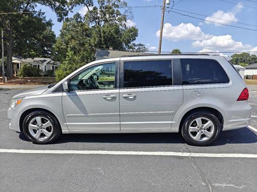 2011 Volkswagen Routan SE