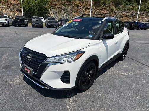 Aspen White / Super Black 2024 Nissan Kicks SV