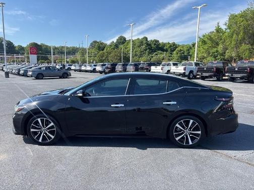 Black 2022 Nissan Maxima SV