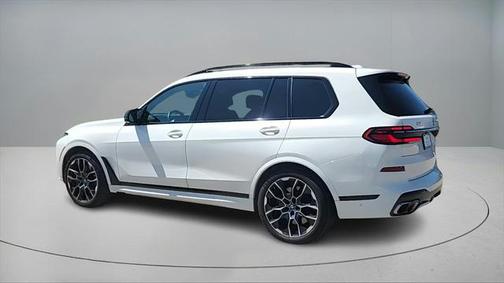2023 BMW X7 M60i