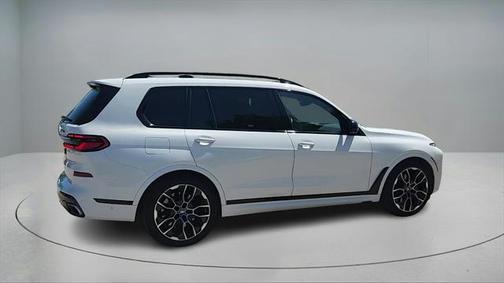 2023 BMW X7 M60i