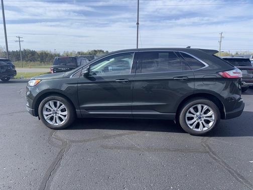 Green Metallic 2022 Ford Edge Titanium