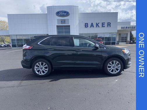 Green Metallic 2022 Ford Edge Titanium