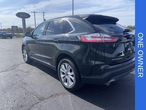 Green Metallic 2022 Ford Edge Titanium