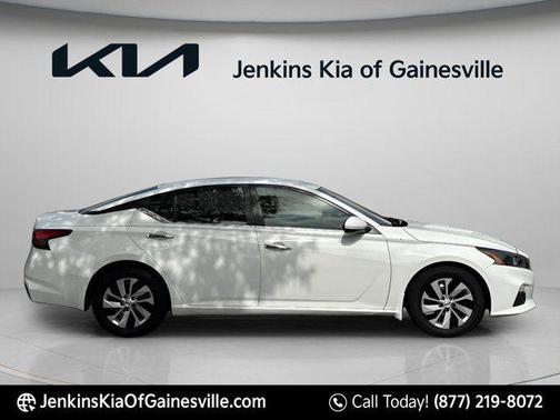 Glacier White 2022 Nissan Altima 2.5 S