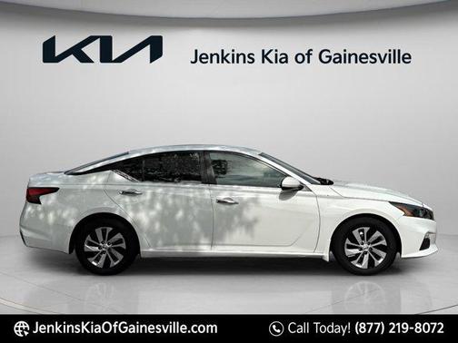 Glacier White 2022 Nissan Altima 2.5 S
