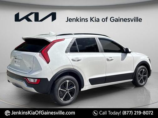 Snow White Pearl 2026 Kia Niro LX