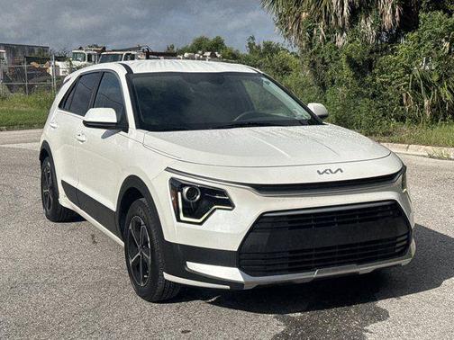 Snow White Pearl 2023 Kia Niro LX