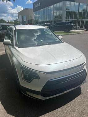 Snow White Pearl 2023 Kia Niro LX