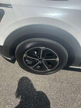 Snow White Pearl 2023 Kia Niro LX