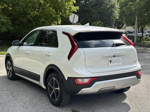 Snow White Pearl 2023 Kia Niro LX