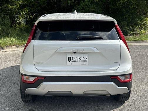 Snow White Pearl 2023 Kia Niro LX