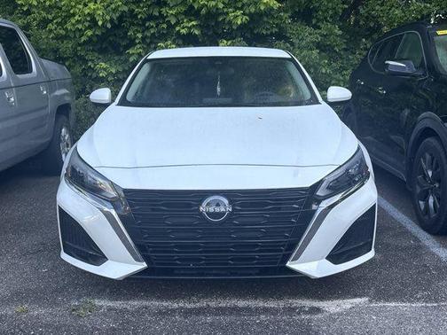 White 2023 Nissan Altima 2.5 SV