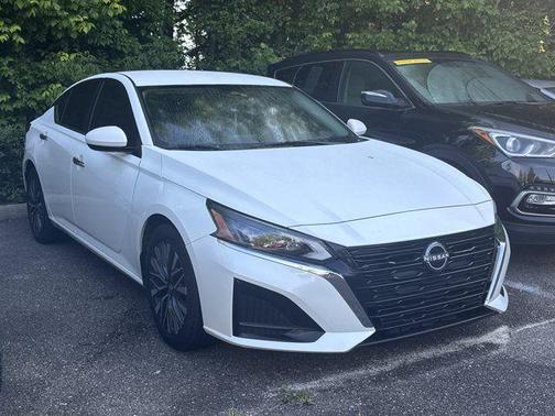 White 2023 Nissan Altima 2.5 SV