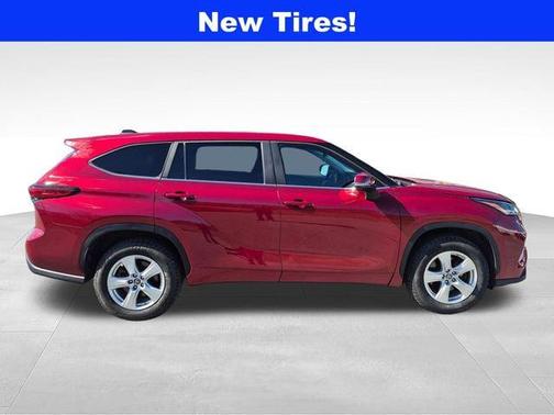 Pearl 2023 Toyota Highlander LE