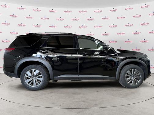 2022 Nissan Pathfinder SV