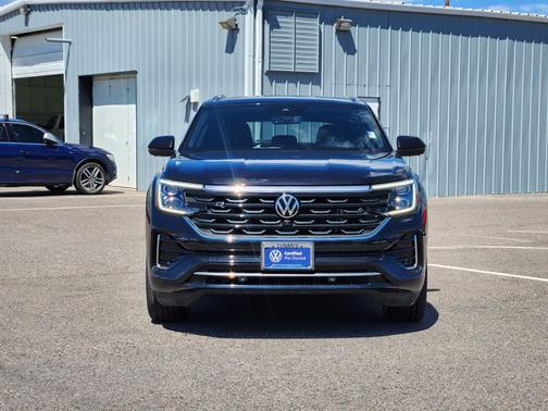 Deep Black Pearl Effect 2024 Volkswagen Atlas Cross Sport 2.0T SEL Premium R-Line