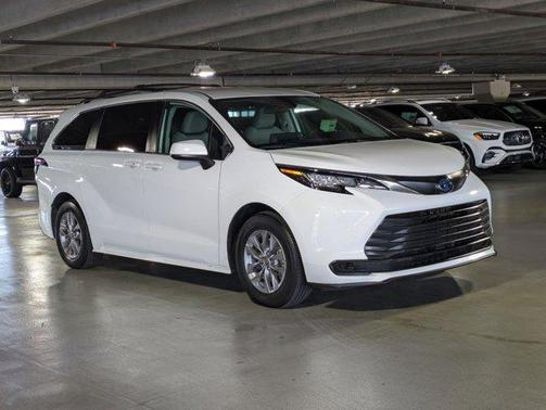 2023 Toyota Sienna LE