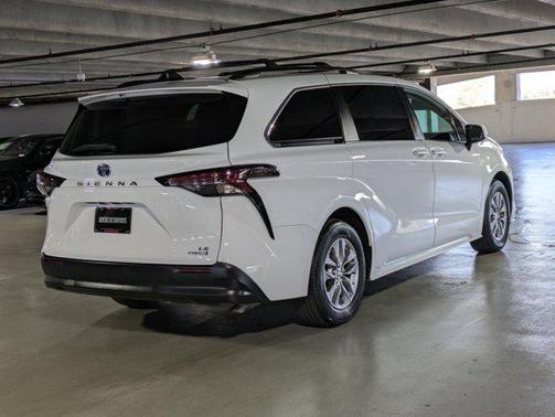 2023 Toyota Sienna LE
