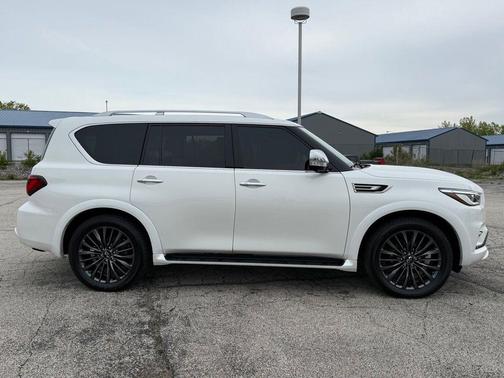 White 2022 INFINITI QX80 Luxe