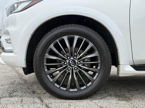 White 2022 INFINITI QX80 Luxe