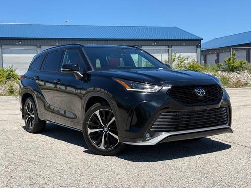 Midnight Black Metallic 2021 Toyota Highlander XSE
