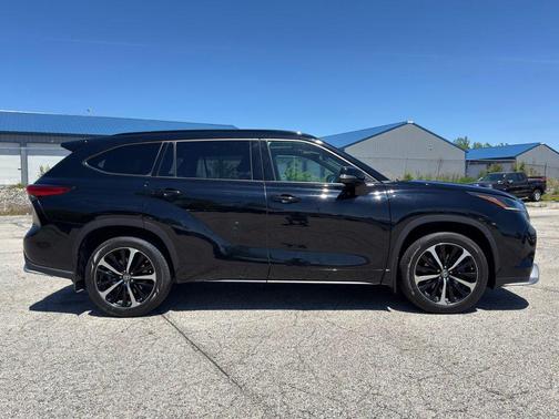 Midnight Black Metallic 2021 Toyota Highlander XSE