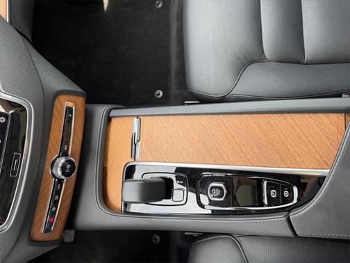 2024 Volvo XC90 B5 Plus Bright Theme