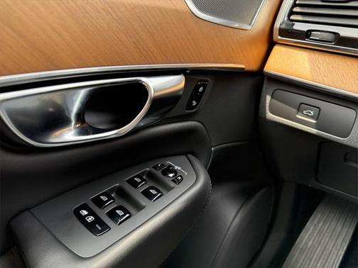 2024 Volvo XC90 B5 Plus Bright Theme