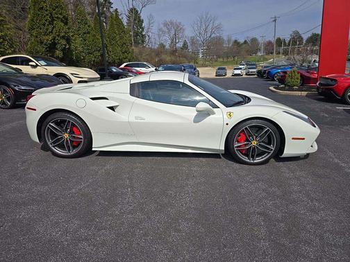 Bianco Avus 2019 Ferrari 488 Spider Base