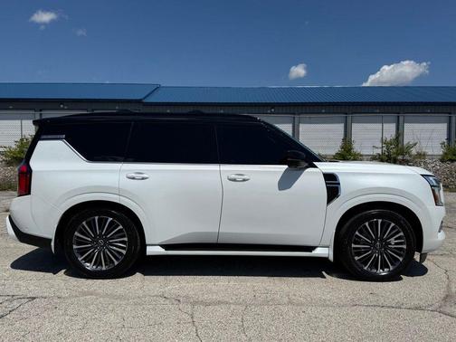 Everest White Pearl Tricoat/Super Black 2025 Nissan Armada Platinum Reserve 4WD