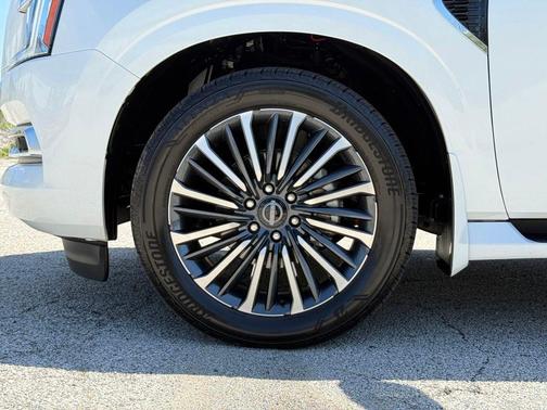 Everest White Pearl Tricoat/Super Black 2025 Nissan Armada Platinum Reserve 4WD