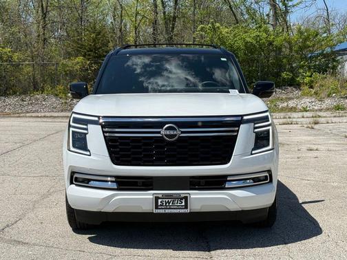 Everest White Pearl Tricoat/Super Black 2025 Nissan Armada Platinum Reserve 4WD