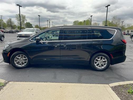 Brilliant Black Crystal Pearlcoat 2023 Chrysler Pacifica Touring L