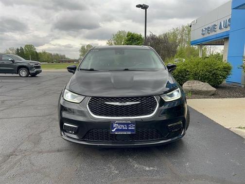 Brilliant Black Crystal Pearlcoat 2023 Chrysler Pacifica Touring L